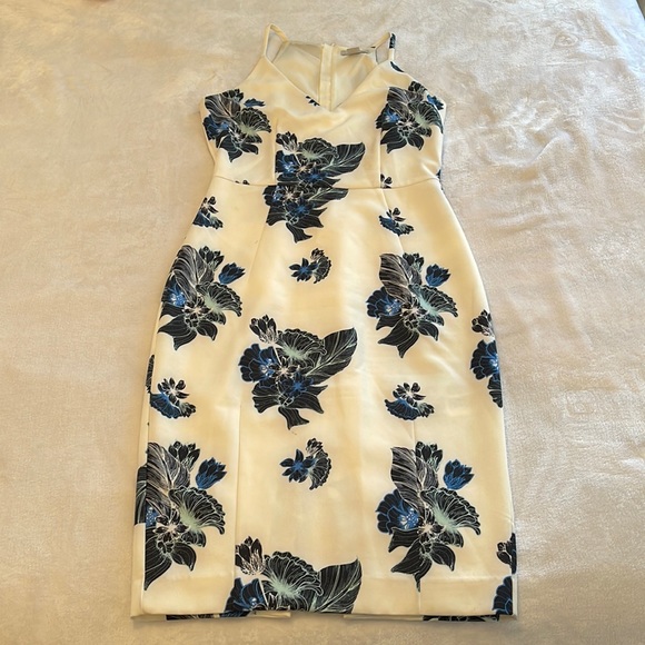 Beautiful white dress with blue flower design - Picture 1 of 6